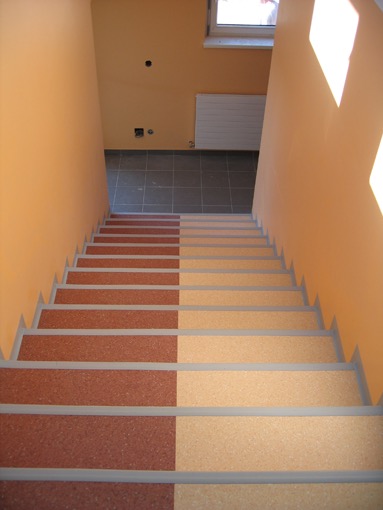 Stiege zum Bewegungsraum und Garten