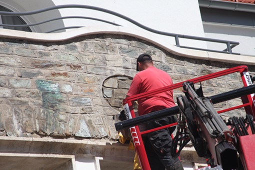 14. 03. 2022 Zumauern der alten &Ouml;ffnung in der Fassade