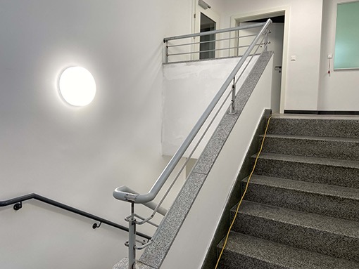 01. 12. 2021 Stiegenhaus / Montage Handlauf