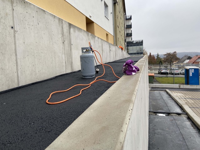 12. 11. 2021 Rampe wird asphaltiert