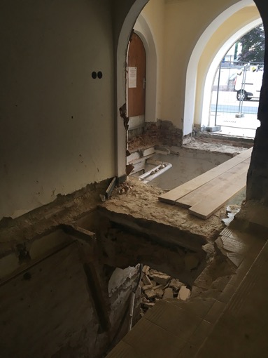 28. 08. 2019 Abbruch des Bodens im Eingang