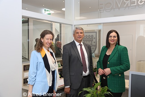 Im B&uuml;rgerservice: M. Marakovits, Bgm. Knor, LH Stvin Eisenkopf