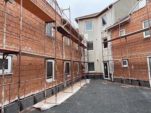 12. 04. 2021 Innenhof / alte Fassade wurde entfernt